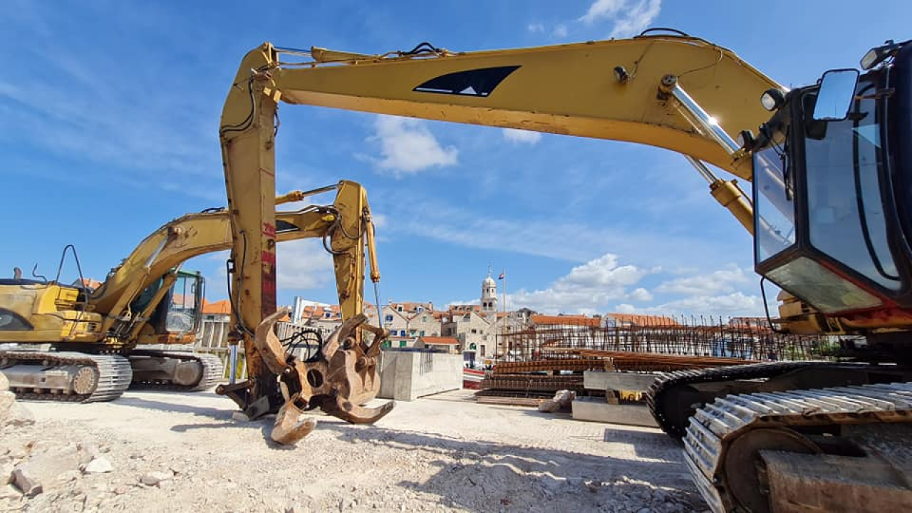 Više od pola godine traju radovi na novoj šepurinskoj rivi: Osim pada bagera u more, nije bilo većih problema