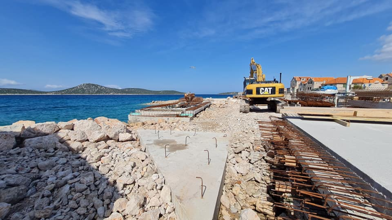 Više od pola godine traju radovi na novoj šepurinskoj rivi: Osim pada bagera u more, nije bilo većih problema