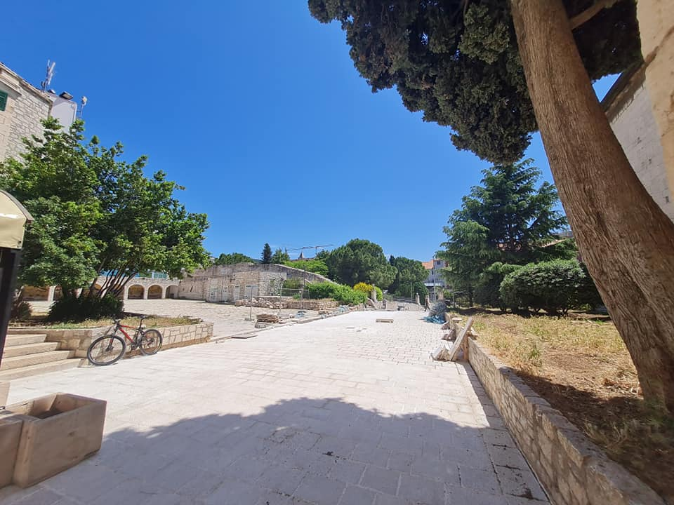 Radovi kod parka i sv. Frane primiču se kraju: Postavljene nove kamene ploče, ostalo je još malo posla