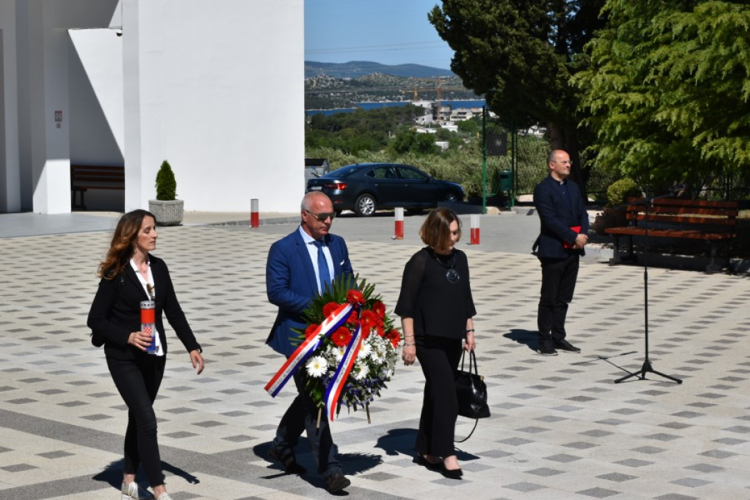 Uoči Dana državnosti na Kvanju položeni vijenci i svijeće za poginule branitelje 