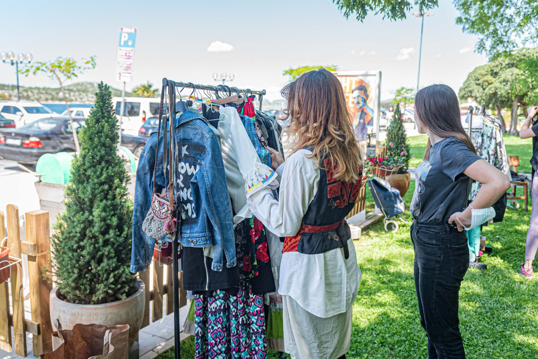 Ispred Azimuta održan prvi Buvljak nakon korona pauze: Opuštena kupovina, kava i druženje na travnjaku