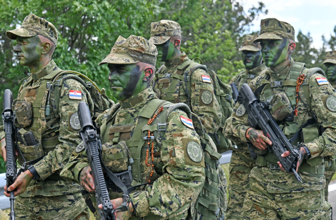 Nakon dvodnevne hodnje: Na kninskoj tvrđavi diplome dobio drugi naraštaj vođa Hrvatske vojske