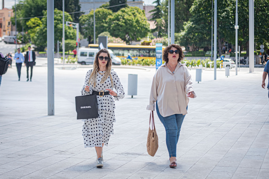 Modno usklađene sugrađanke u lepršavim proljetnim komadima zavladale đirom po gradu 