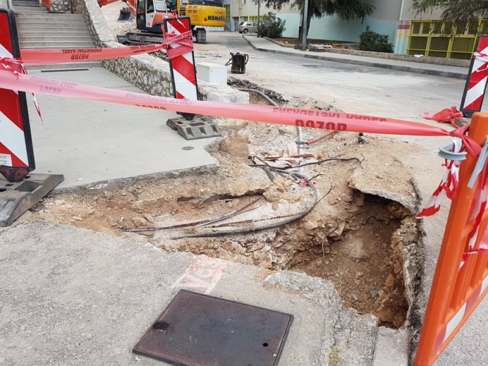 Do početka nove školske godine bivši Njegošev trg više neće biti slijepa ulica: Regulirat će se i parkirna mjesta  