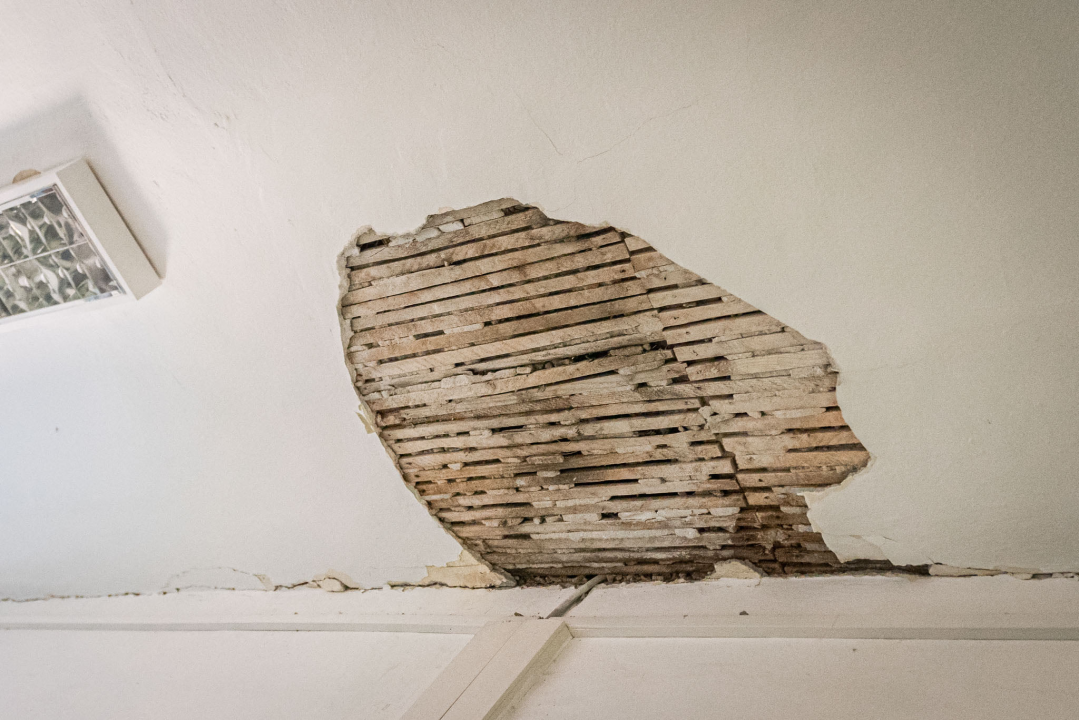 U školi u Vrpolju se urušio strop, u učionicama popucali zidovi: 'Zgrada je stara preko 80 godina, ovo je nažalost bilo očekivano' 