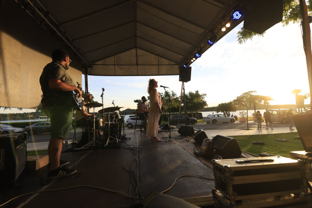 Bloom otvorio sezonu: Šibenski pop dragulj predstavio prvi album