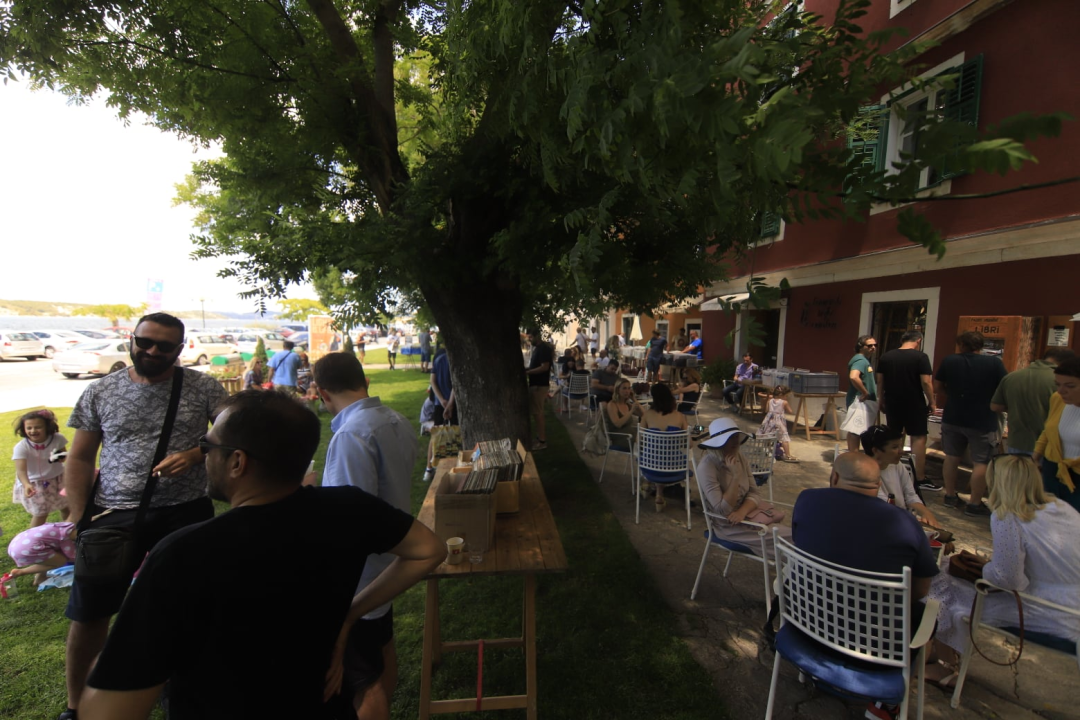 Ako ste slučajno propustili Long Play Day, nemojte Je Veux