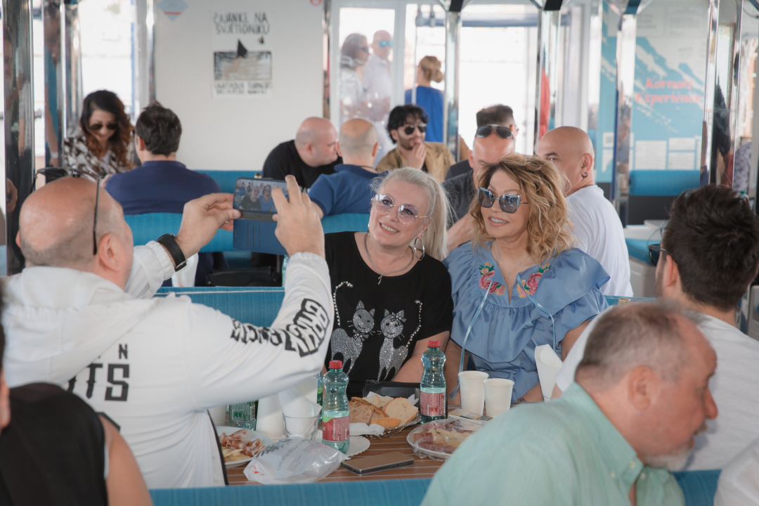 Neda Ukraden promovirala novi album na brodu od Vodica do Šibenika