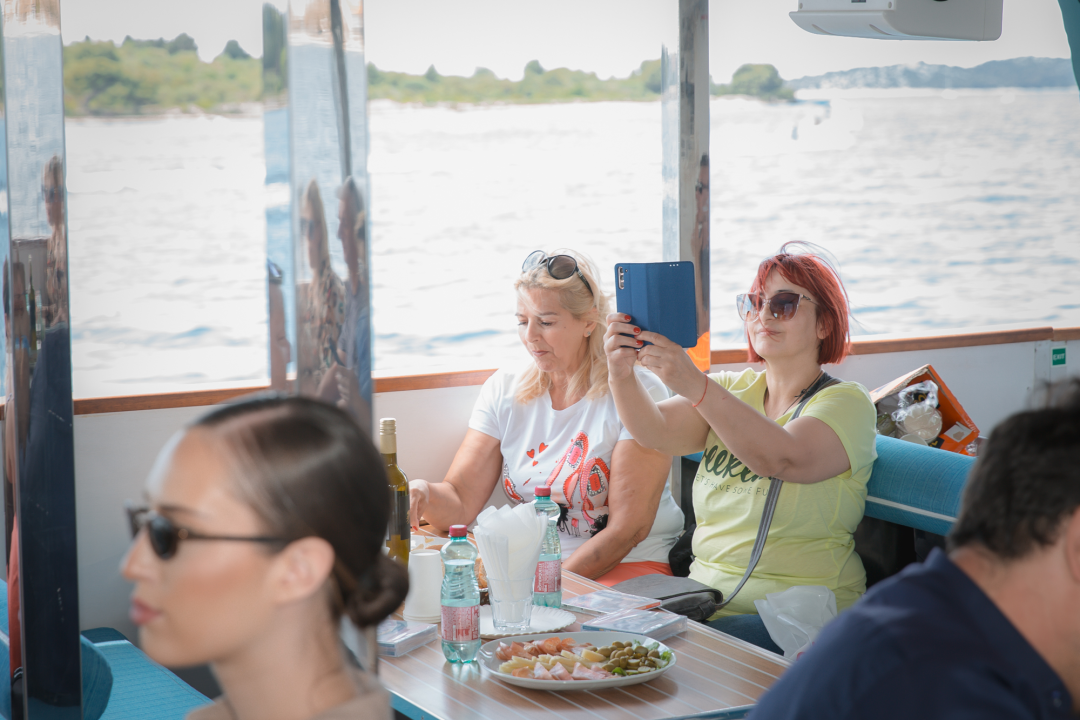 Neda Ukraden promovirala novi album na brodu od Vodica do Šibenika