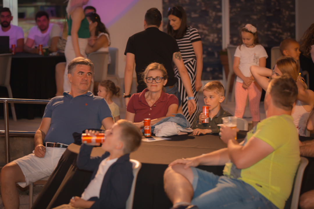 Počelo estradno ludilo u Vodicama: Pogledajte atmosferu prve večeri CMC festivala