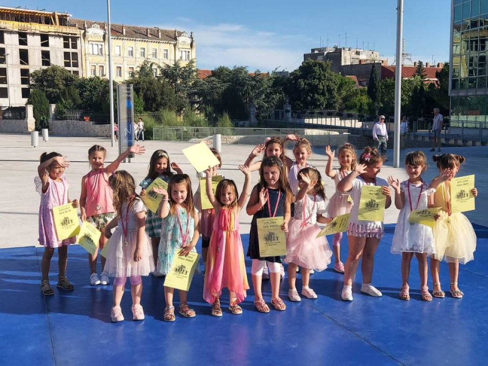 Cure i dečki iz Balansa rasplesali prolaznike na Poljani: 'Nadamo se povratku na staro i treninzima u dvorani'  