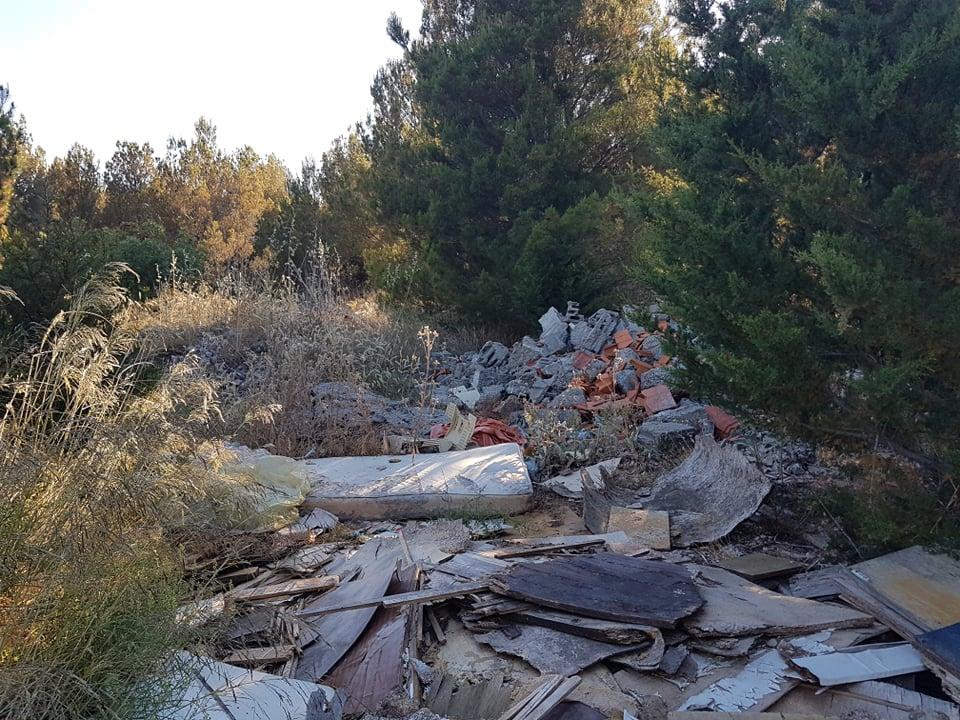 Nije parking na tri trake, ali je sigurno odlagalište otpada: Na Vidicima kod stare magistrale hrpe smeća  
