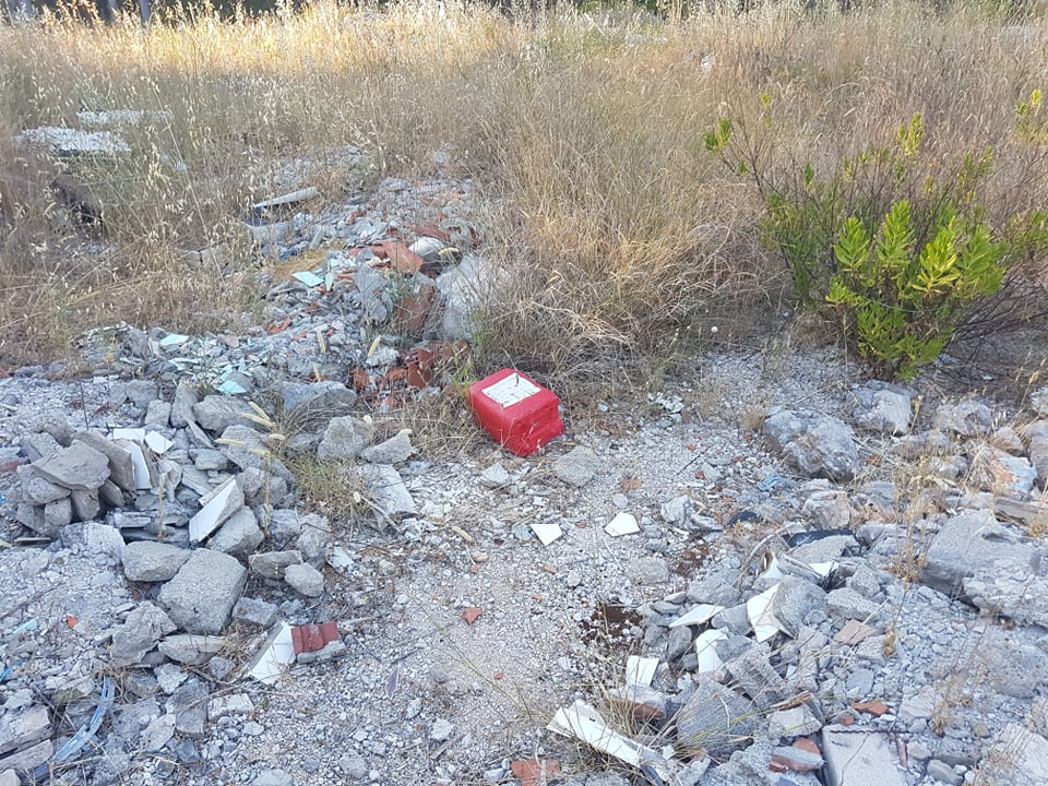 Nije parking na tri trake, ali je sigurno odlagalište otpada: Na Vidicima kod stare magistrale hrpe smeća  