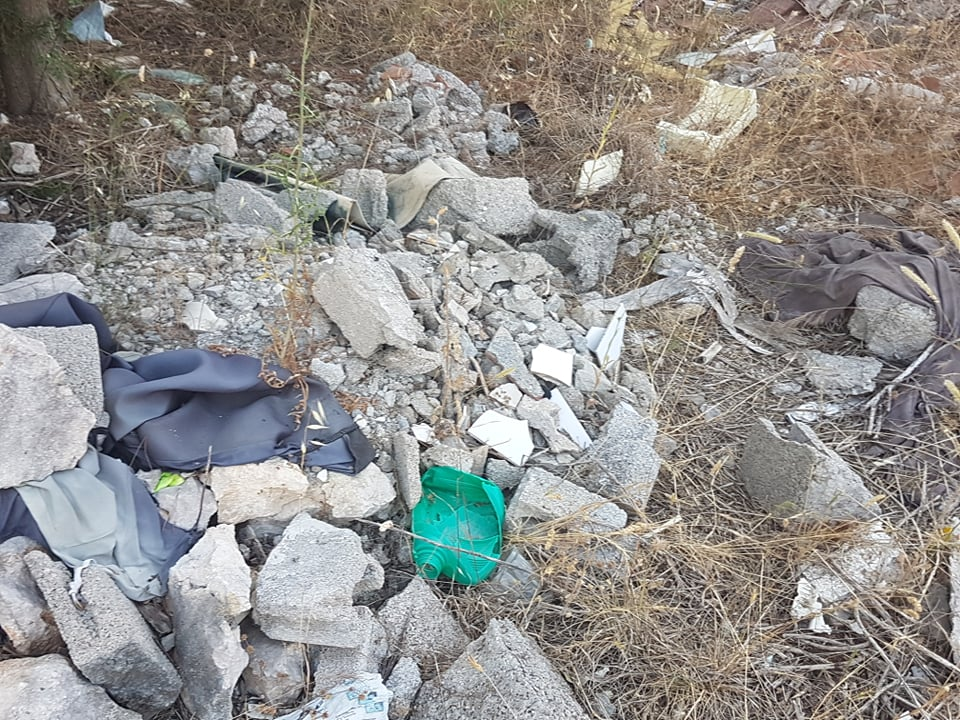 Nije parking na tri trake, ali je sigurno odlagalište otpada: Na Vidicima kod stare magistrale hrpe smeća  