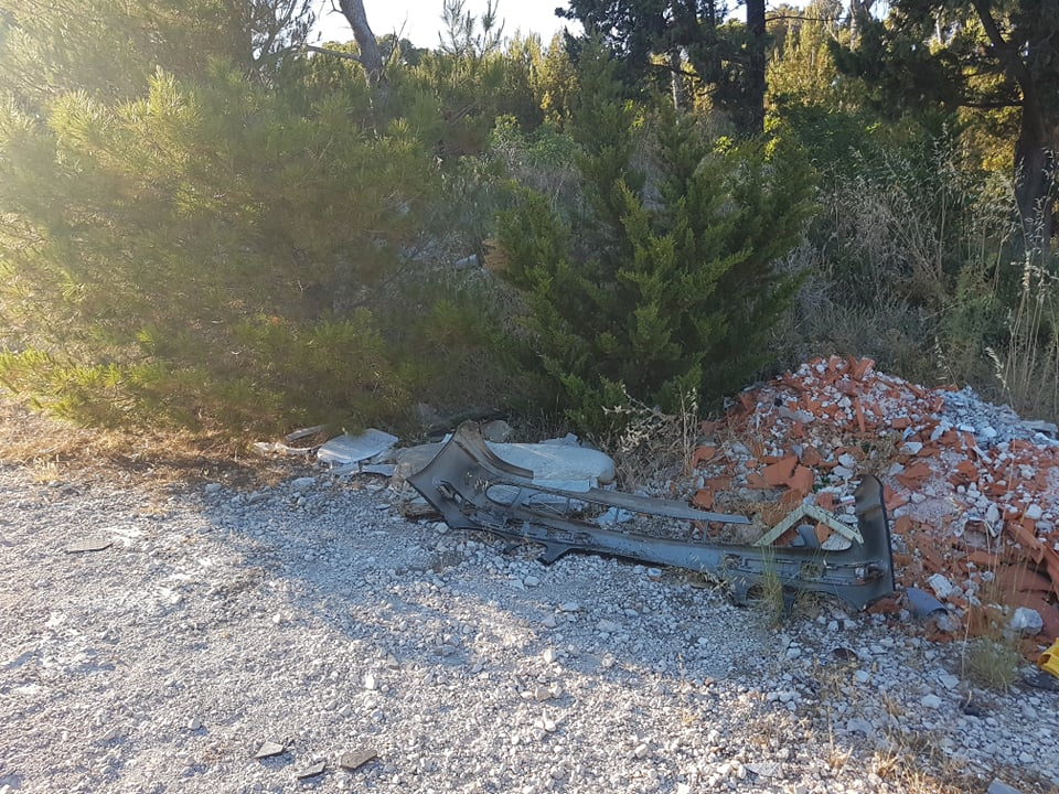 Nije parking na tri trake, ali je sigurno odlagalište otpada: Na Vidicima kod stare magistrale hrpe smeća  