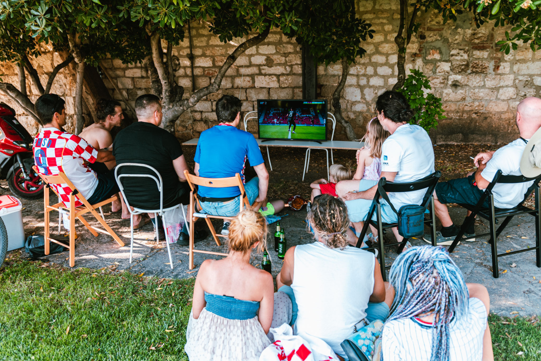 Navijačko ludilo baš i nije zavladalo Šibenikom, vidjeli smo više kvadratnih stolnjaka nego dresova!