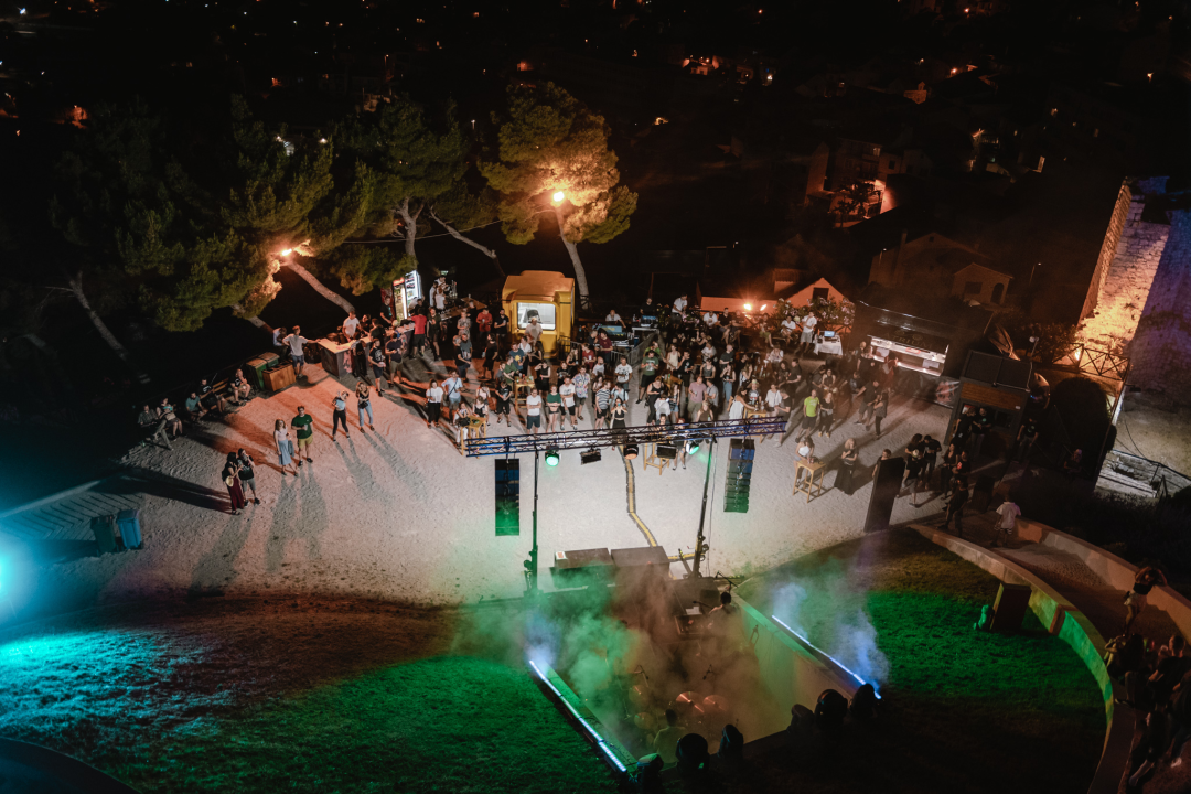 Šibenski bendovi Magul i The Fogsellers rasplesali publiku na drugom danu Let’s Rock festivala na sv. Mihovilu