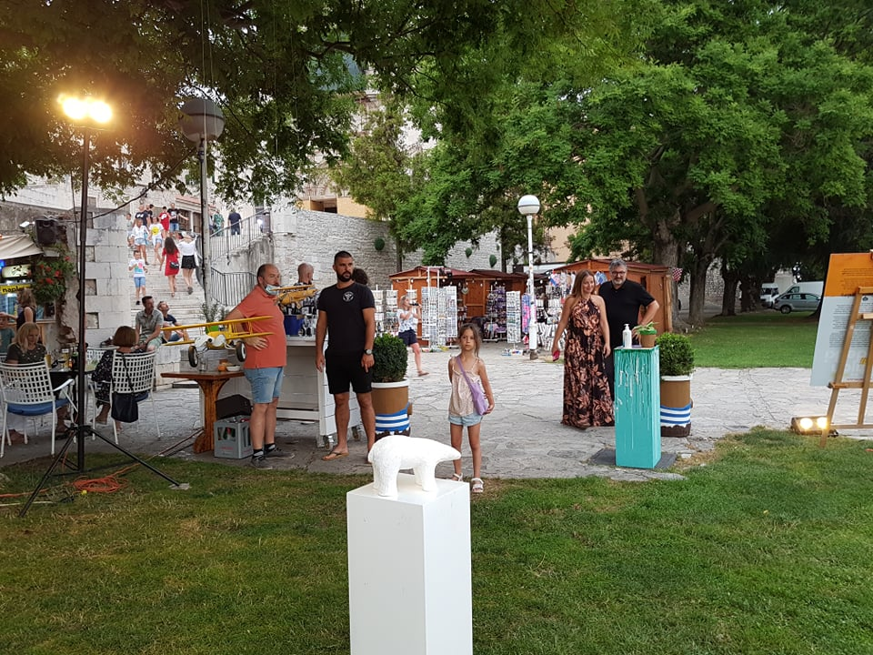 Ispred Azimuta otvorena izložba dvojice kreativaca Lulasa i Grebena: 'Umjetnici nismo, jer su oni svi trknuti, a mi smo baš normalni' 