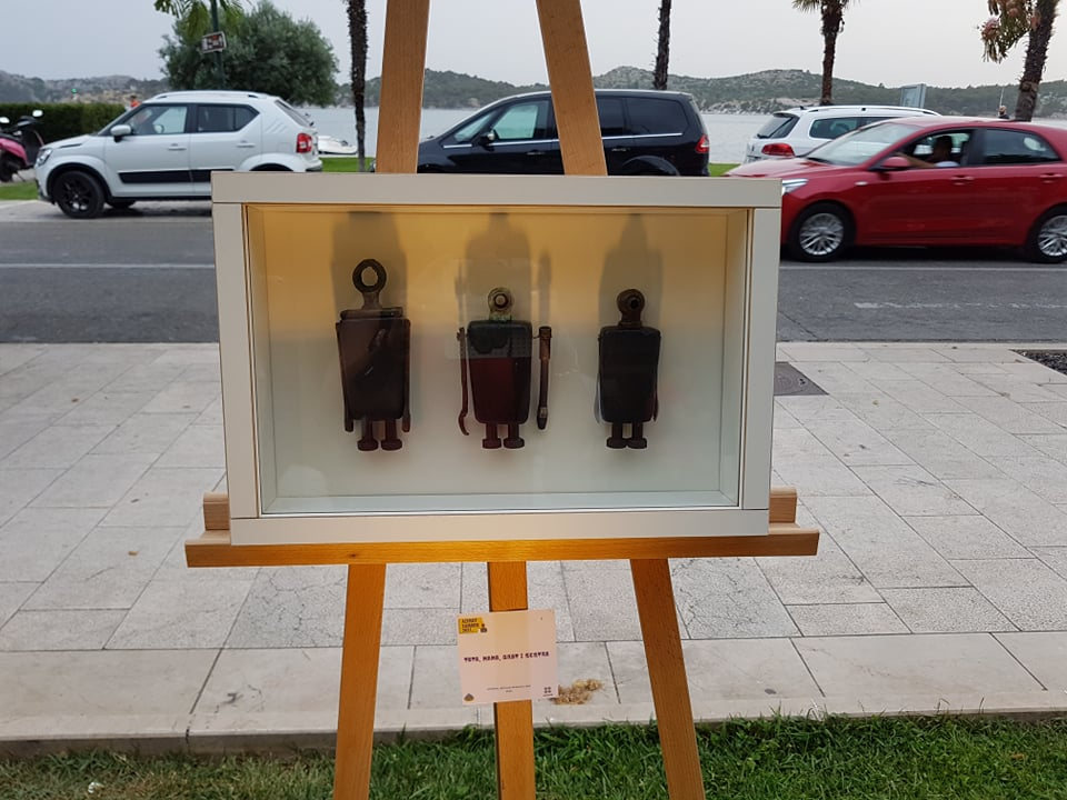 Ispred Azimuta otvorena izložba dvojice kreativaca Lulasa i Grebena: 'Umjetnici nismo, jer su oni svi trknuti, a mi smo baš normalni' 