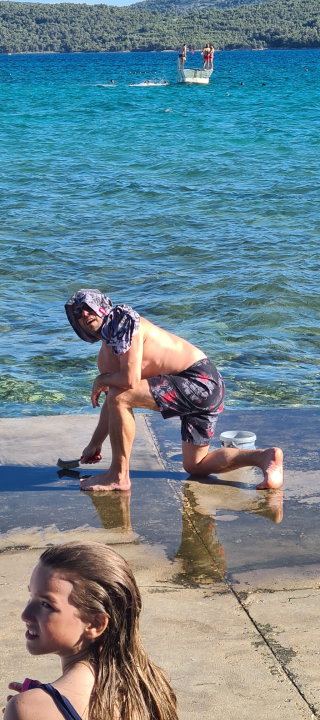 Vikendaši i kabinaši uzeli stvar u svoje ruke: Pokušali odstraniti opasan klizavi sloj s rive ispred kabina