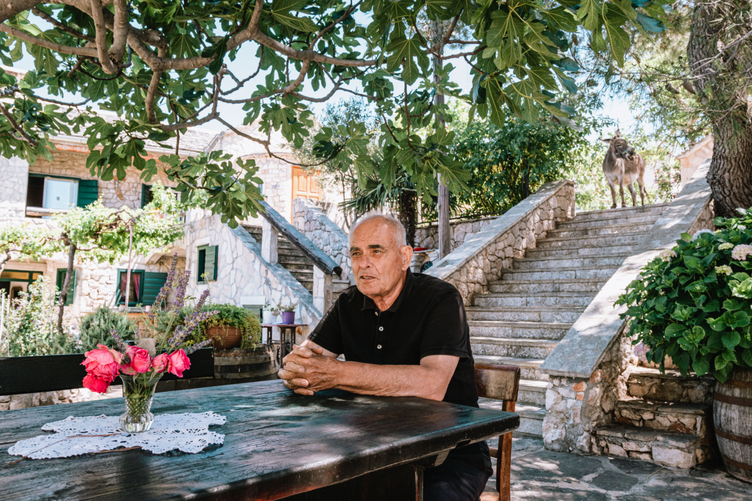 Don Stipe Perkov objavio ‘Razgovore (ne)ugodne puka primoštenskoga’: Riječima su, kao s kamenom, gradili suhozid prošlosti!