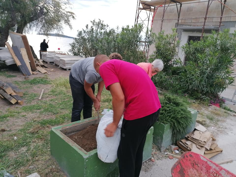 Pričali smo s curama i dečkima iz Šepurine: Od sadnje cvijeća do popravka balotane,  rade sto na sat i odlično ih ide