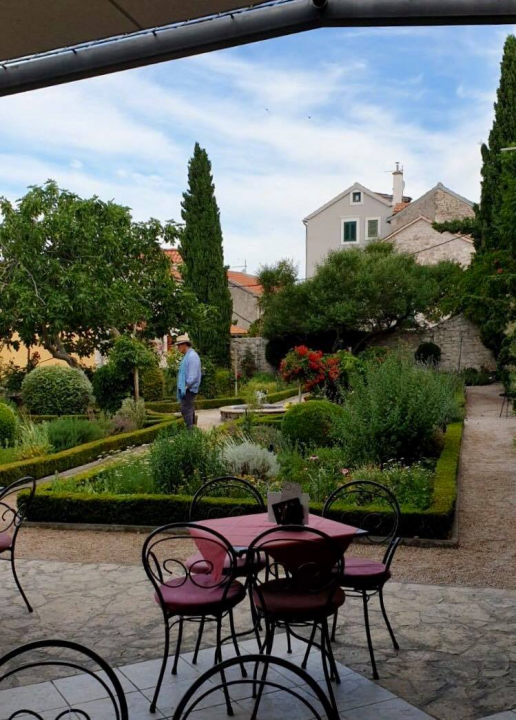 Slavni britanski vrtlar Monty Don snimio emisiju o Samostanskom srednjovjekovnom vrtu sv. Lovre u Šibeniku 