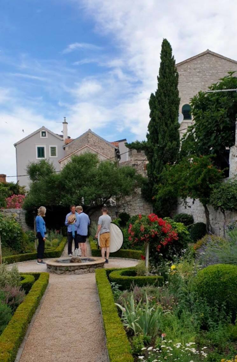 Slavni britanski vrtlar Monty Don snimio emisiju o Samostanskom srednjovjekovnom vrtu sv. Lovre u Šibeniku 