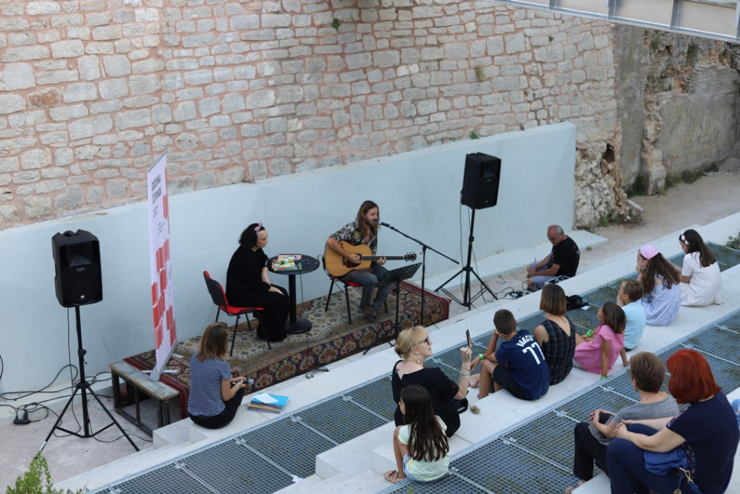 Pogledajte kako je jučer bilo na festivalu i provjerite današnji program po šibenskim trgovima i ulicama