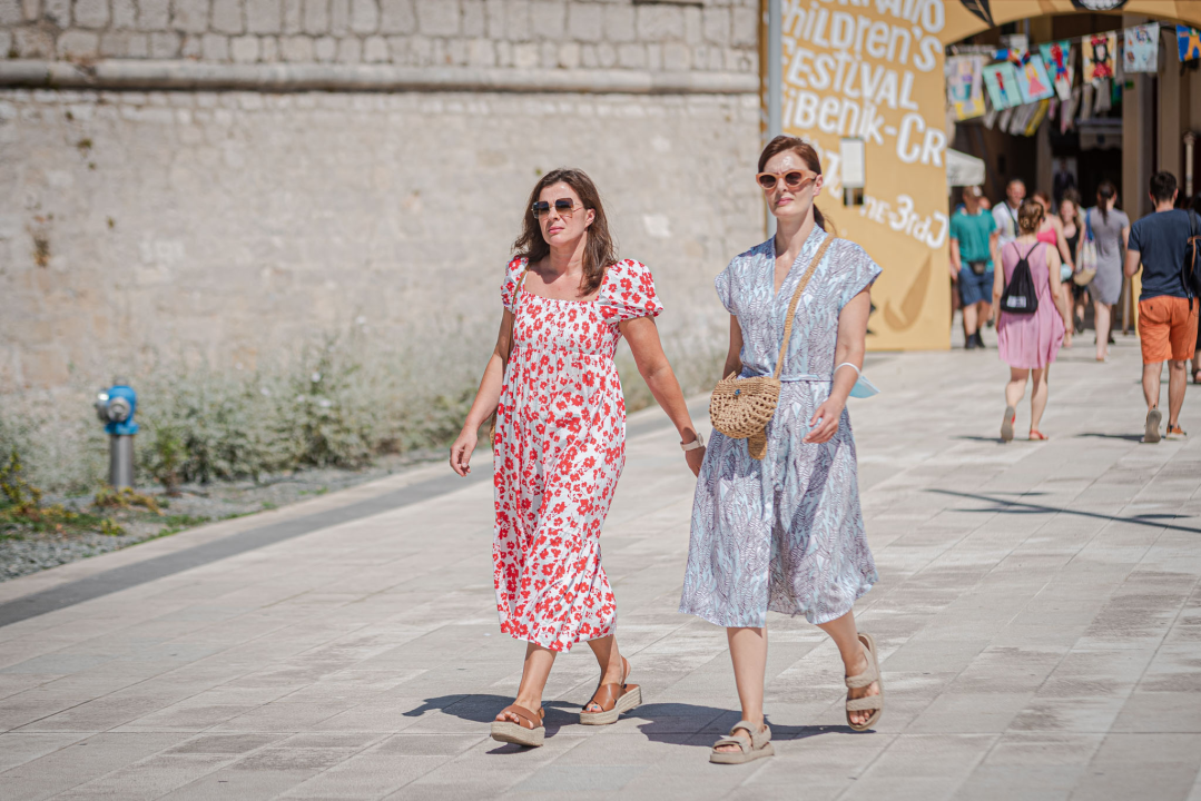 Lepršave haljine svih boja i dezena preplavile su ulice grada
