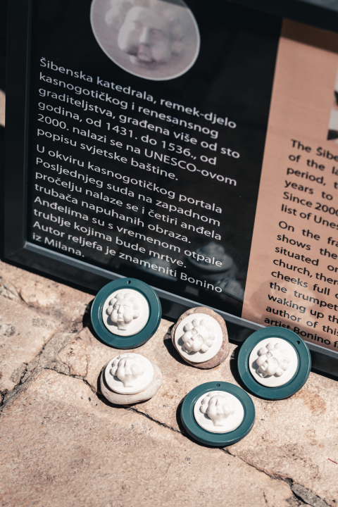 Ljeto u Galeriji Juraj Dalmatinac u znaku veselih riba, bezvremenskog nakita i poznatih umjetnika!