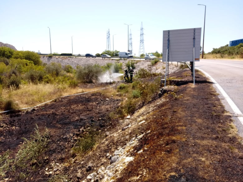 Požar između Dalmarea i Petrola: Vatra ugašena, izgorjelo 200 kvadrata trave i makije