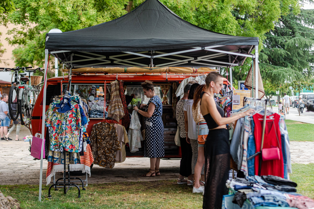 Ljubitelji vintage odjeće došli na svoje: Na livadi ispred Azimuta birale se modne kombinacije 