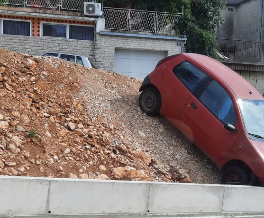U Rokićima auto sletio niz padinu: Što je uzrok možemo samo nagađati… 