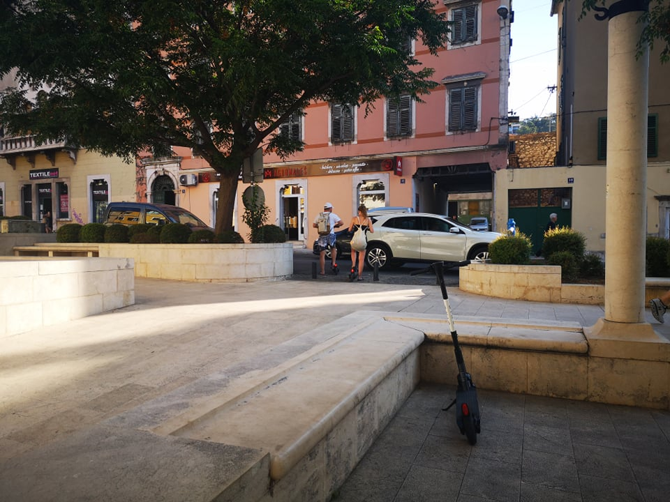 Zašto su električni romobili razbacani po cijelom gradu? 'Trenutni sistem očito ne funkcionira, sazvali smo sastanak…'    