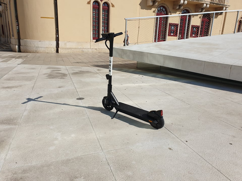 Zašto su električni romobili razbacani po cijelom gradu? 'Trenutni sistem očito ne funkcionira, sazvali smo sastanak…'    