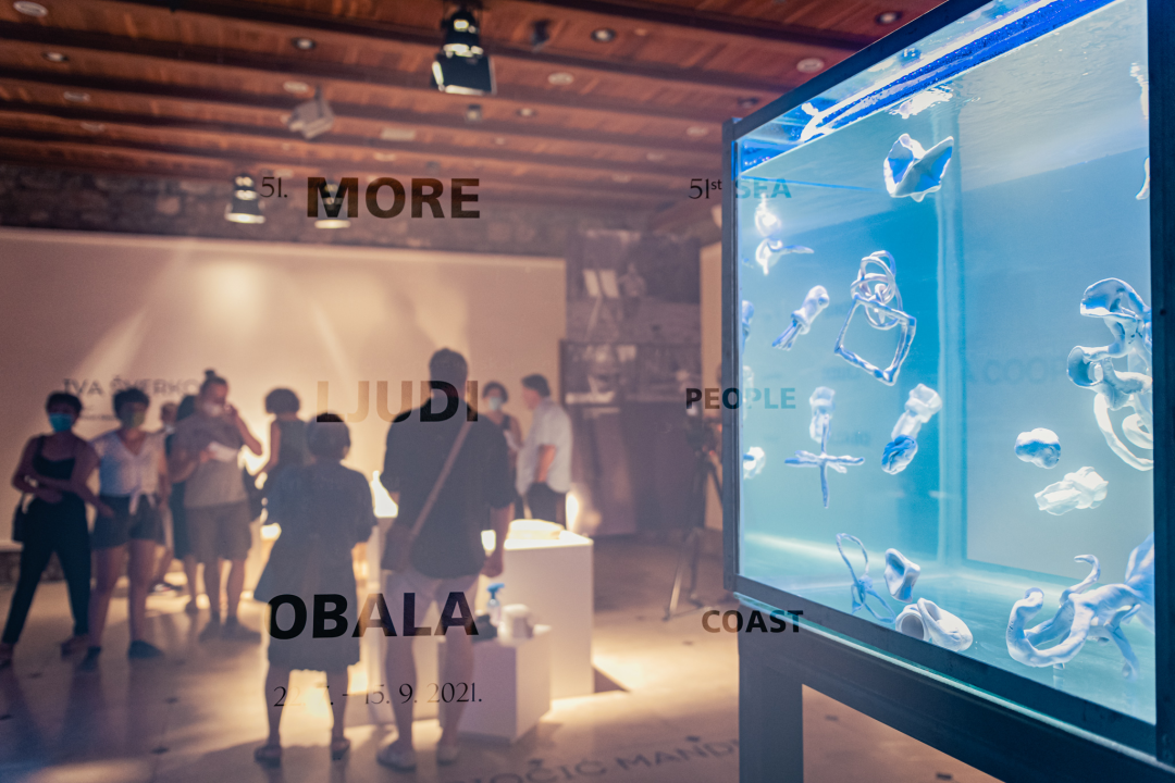 Izložba ‘More, ljudi, obala’ donosi konceptualne radove i snažne poruke o depresiji, migrantima...