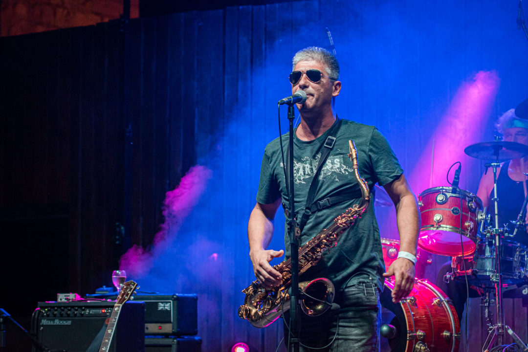 Daleka obala dva i pol sata redala hitove, za bubnjeve sjeo i proslavljeni Roko Ukić