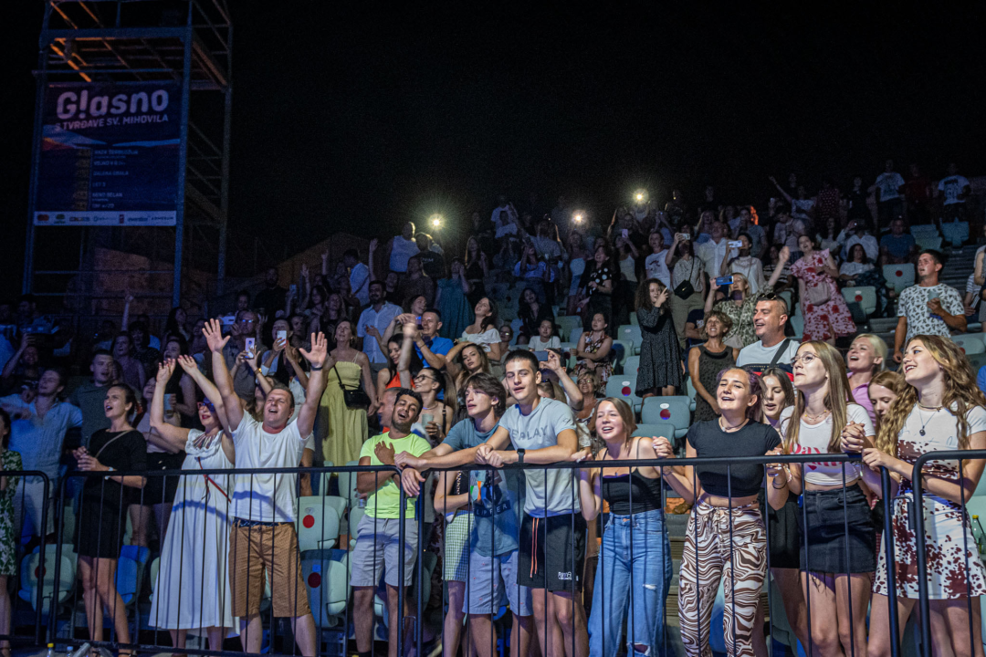 Daleka obala dva i pol sata redala hitove, za bubnjeve sjeo i proslavljeni Roko Ukić