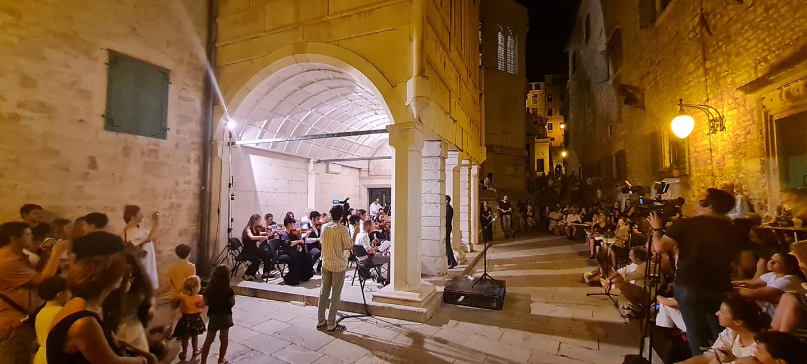 Na skalinama kod Muzeja slušao se Arsen: Gradski komorni orkestar svirao mu je za rođendan