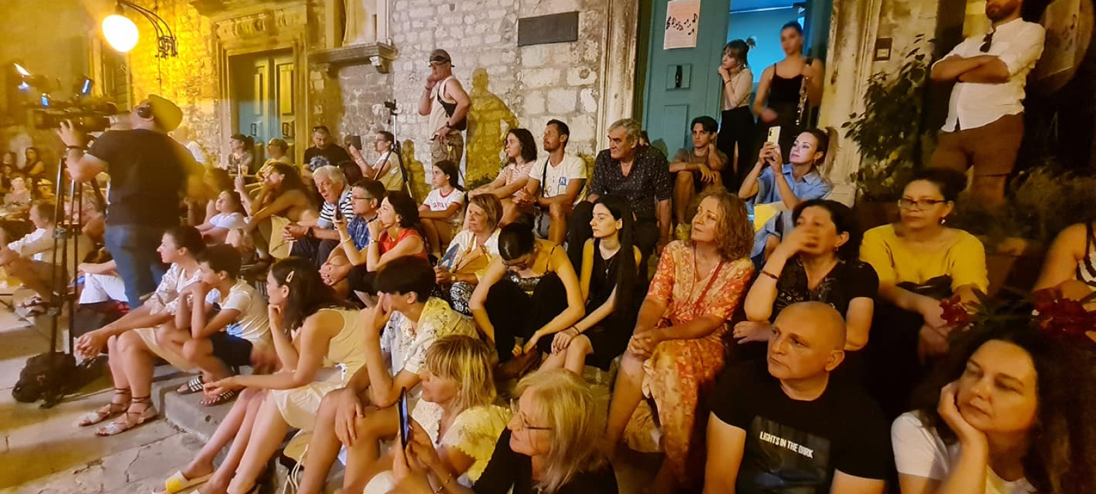 Na skalinama kod Muzeja slušao se Arsen: Gradski komorni orkestar svirao mu je za rođendan