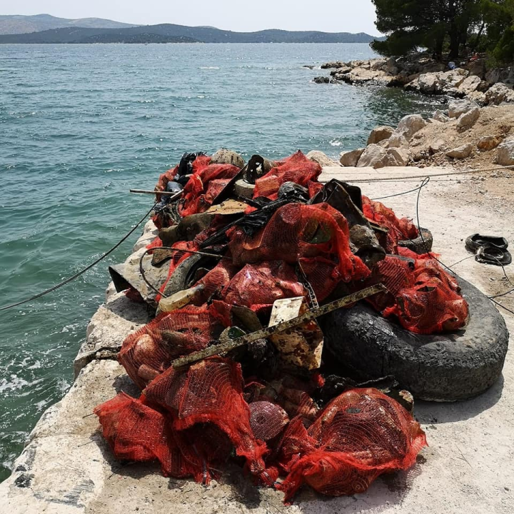 Volonteri iz mora oko Krapnja izronili stotinjak vreća smeća i krupni otpad