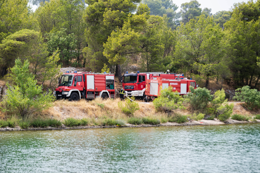 Ugašen požar u Dumbokoj: Kanader napustio požarište, izgorjela borova šuma