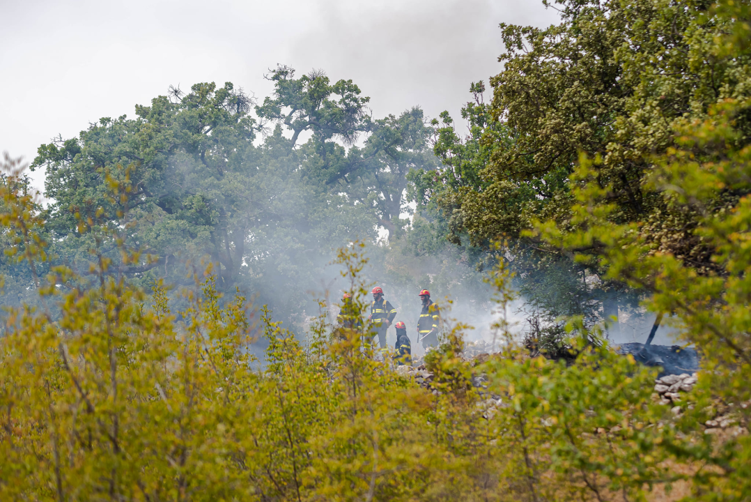 Nakon cijelog dana lokalizirani požari kod Perkovića: Gorjelo na 107 hektara terena