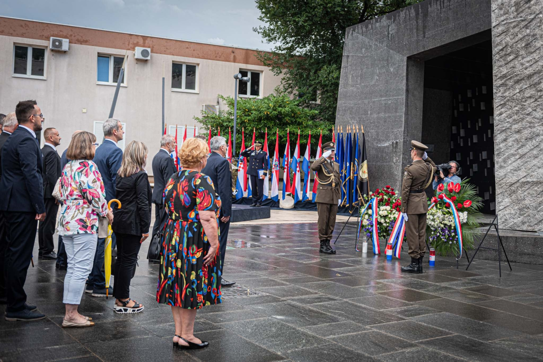 Obilježavanje 26. obljetnice VRO Oluja: Pogledajte kako je jutros bilo u Kninu 