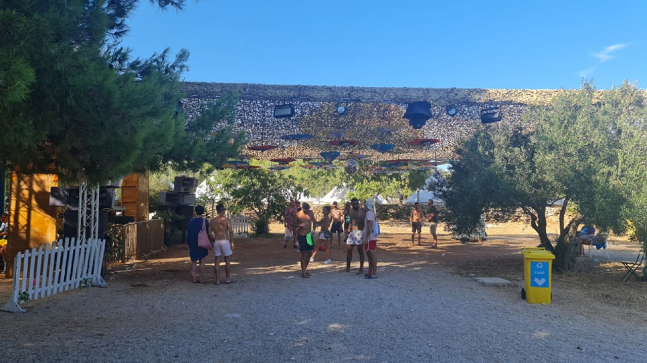 Englezi nahrupili na ples u Tisno: U Gardenu puno toga izgleda kao prava, normalna sezona