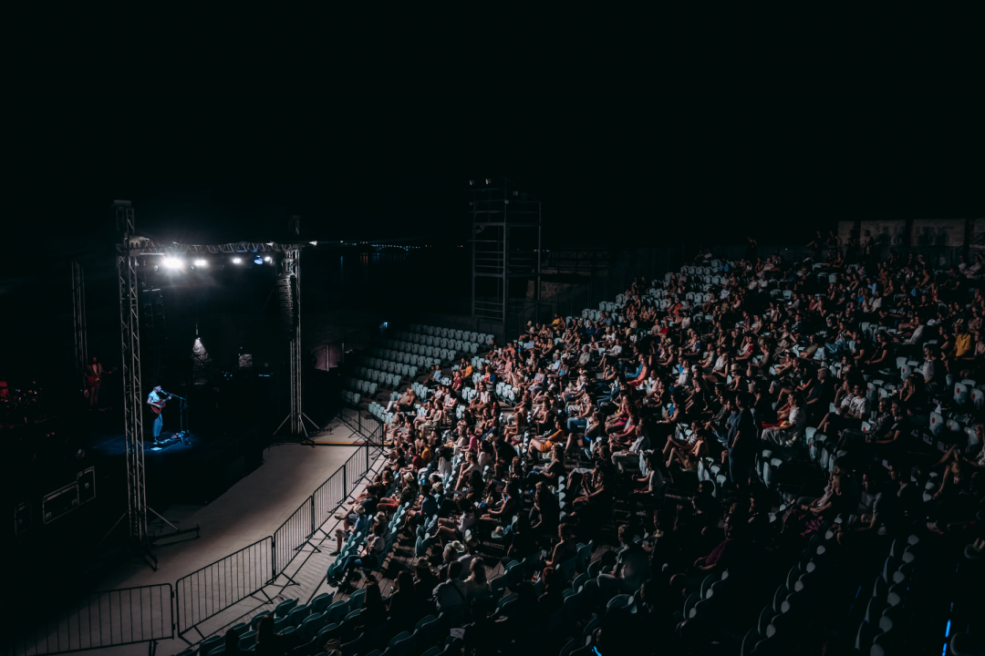 Asaf Avidan u Šibeniku: Bol, patnja, ljubav, unikatan talent i kiselost pokvarenog piva  