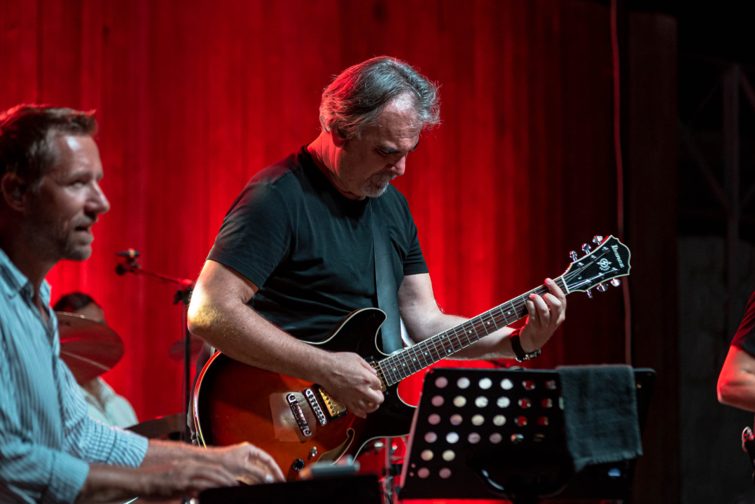 Sergej Ćetković emotivnim pjesmama raspjevao šibensku publiku