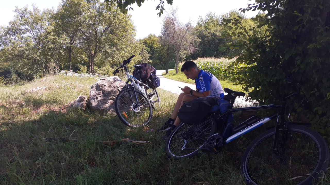 Godišnji odmor na biciklima: Mato, Tin i Luka pedalirali od Zagreba do Dubravica, sutra su u Tribunju   