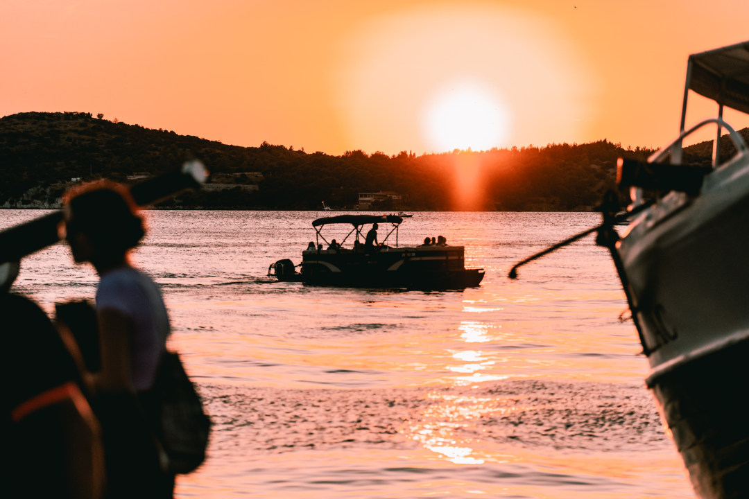 Grad je pun ljudi: Uz buru lakše se diše pa turisti, osim u čarobnom zalasku, uživaju u prešetavanju rivom!